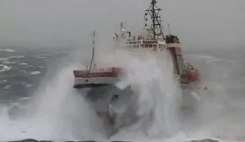 Lo que el viento se llevó: rescate de un portaaviones ruso atrapado en una tormenta (VIDEO)