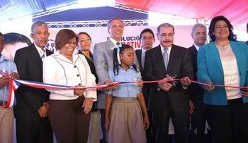 Presidente Medina entrega 43 aulas en Santo Domingo Oeste