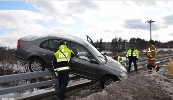 Adolescente escapa de auto que quedó colgando en puente
