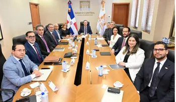 Valdez Albizu destaca avances en pagos electrónicos e inclusión financiera