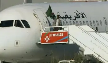 Secuestradores de avión con 118 personas a bordo se rinden y solicitan asilo político