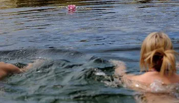 Este hombre pilló unas mujeres desnudas y tuvo una respuesta brillante?