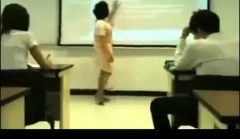 Maestra china rompe celular a alumno (VIDEO)
