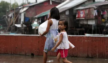Tres muertos y miles de evacuados en Filipinas por el tifón más potente de 2013