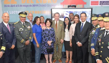 Ministros de Educación, Cultura y Defensa recorren Feria del Libro; observan avances del sistema educativo