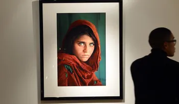 Un tribunal rechaza la libertad bajo fianza para la "niña afgana" de National Geographic