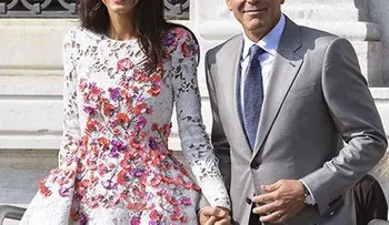 Clooney y esposa hacen aparición de recién casados 