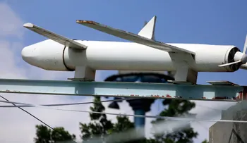 Informe del WSJ revela que China e Irán abastecen a los hutíes con armas y tecnología para sus drones y misiles