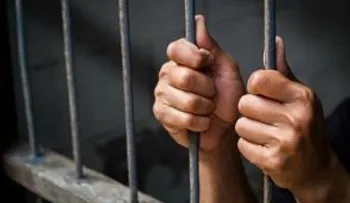 Madre explotaba a sus dos hijas de 5 y 7 años; la envían a prisión 