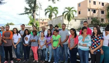 Alianza Francesa de Santiago guardan minuto de silencio por víctimas de atentados