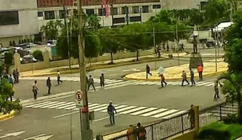 Grupos apoyan y rechazan Loma Miranda se enfrentan frente al Congreso; un periodista y otras personas heridas 