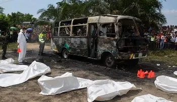 Mueren 35 pasajeros al incendiarse un autobús en China