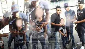 Jóvenes se toman fotos con niño fumando hookah en Moca
