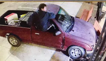 Un norteamericano estrella su camión para denunciar que le robaron sus drogas