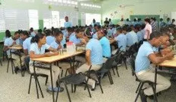Estudiantes protestan por mala calidad del almuerzo escolar en Ocoa
