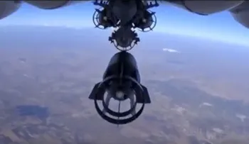 Pilotos rusos escriben "Por nuestra gente" y "Por París" en los misiles que dispararán contra ISIS
