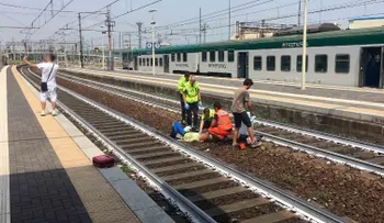Una selfie mientras médicos atienden a una mujer gravemente herida causa indignación en Italia