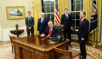 Trump devuelve el busto de Winston Churchill al Despacho Oval