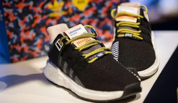 Furor en Berlín por unas zapatillas equipadas con un abono del metro