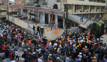 Localizan con vida a niña en medio de restos de escuela tras 20 horas atrapada