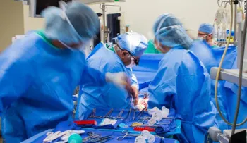 Los hospitales están ofreciendo primas y alojamiento gratuito para reclutar enfermeras en EE.UU 