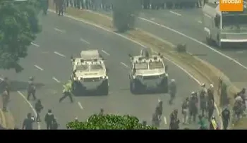 Militares arrollan con blindados a civiles desarmados y seguidores de Juan Guaidó