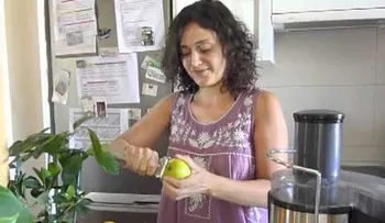 Honran a niño que vendía limonada, robado por otro