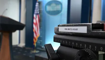 CNN, MS NOW y Politico piden a un juez ampliar orden que restablece su acceso a la Casa Blanca