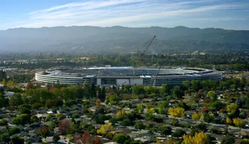 Las megaoficinas de Apple con diseño de nave espacial abrirán en abril