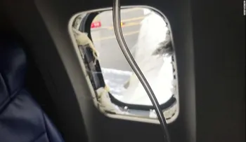 Una mujer muere tras casi salir expulsada por la ventana de un avión