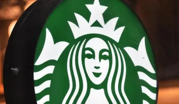 Starbucks ahora permite quedarte en sus locales y hasta usar sus baños sin tener que comprar algo