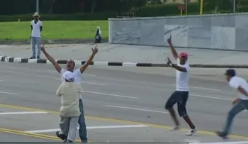 Policía cubana detiene a tres disidentes tras acercarse al Papa Francisco 