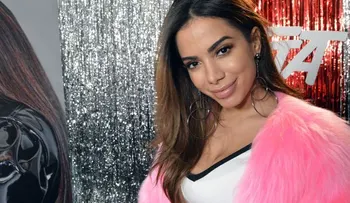 La popular cantante brasileña Anitta vuelve a cantar en español: Con "Medicina" o "Veneno",