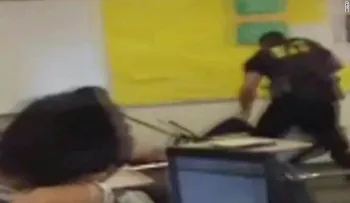 Captan en video violento arresto de una estudiante en salón de clases