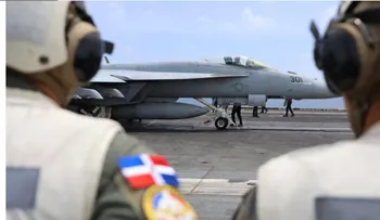 Autoridades dominicanas visitan el portaviones USS Nimitz