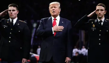 ¿Acaso Trump no se sabe el himno de EE.UU.?