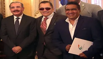 Danilo abraza al ingeniero a quien dio el â??famoso boche por teléfonoâ? 