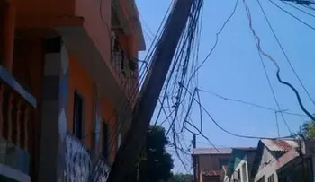 Advierten poste de luz a punto de caer en sector de Santiago