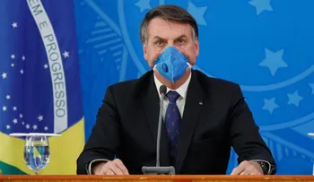 Bolsonaro insiste en que economía brasileña no puede parar por el coronavirus