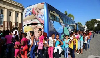 Despacho Primera Dama presenta a niños obra teatral; entrega juguetes por Día de Reyes