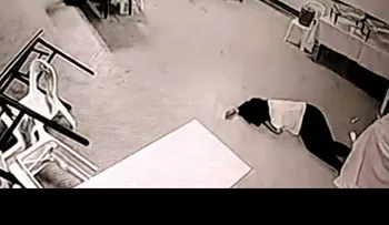 Alegado fantasma ataca a mujer en un hotel (Video)