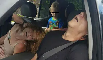 Surgen fotos de nuevo caso de padres con sobredosis frente a su hijo