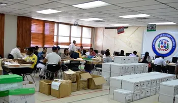 Gobierno tiene 35 días para legalizar a 200 mil extranjeros