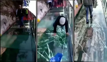La embarazosa reacción de un guía cuando una pasarela de vidrio empieza a resquebrajarse