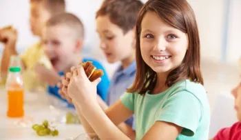 ¿Cómo debe ser la alimentación de un niño en edad escolar?