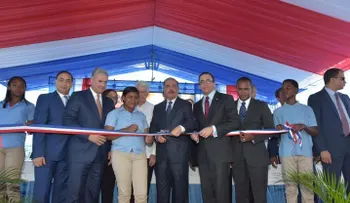 Revolución Educativa de Danilo Medina vuelve a Baní donde entrega un nuevo plantel escolar y una estancia infantil
