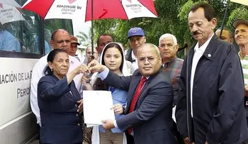 Gobierno entrega 9 autobuses a asociaciones de estudiantes