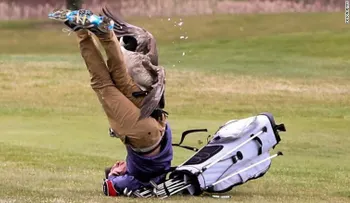 Este ganso hizo volar a jugador de golf y reafirmó su dominio sobre toda la humanidad