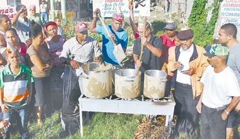 Peculiar protesta en reclamo calles y cloaca