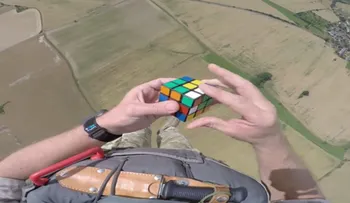 ¿El video del paracaidista resolviendo un Rubik es real o falso?